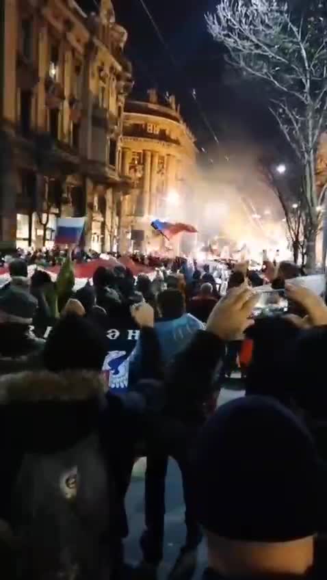 There are more and more protesters, with Russian and imperial flags, the flags of Serbia and the