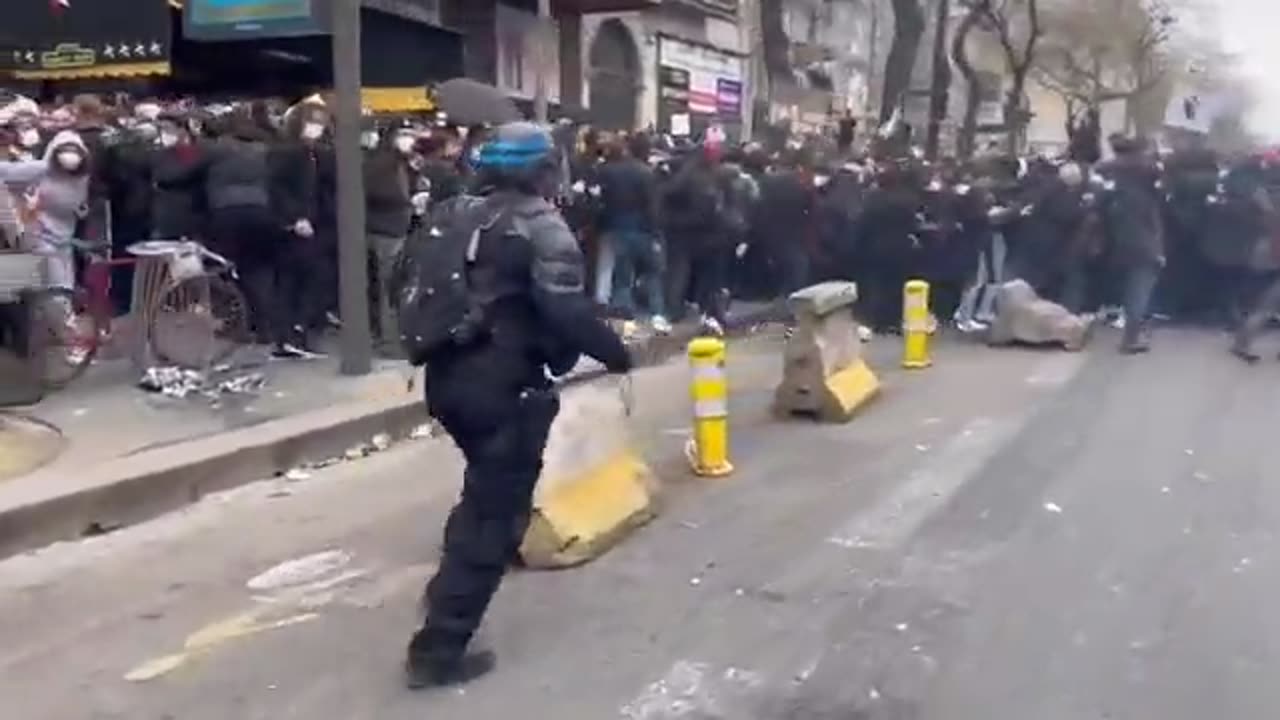 All the media ignore Police brutality in France! These protesters are not from right or left, they are just workers who don't want to retire late