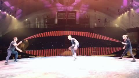 Guy Moves Speedily While Skipping Double Dutch to Warm Up Before His Show