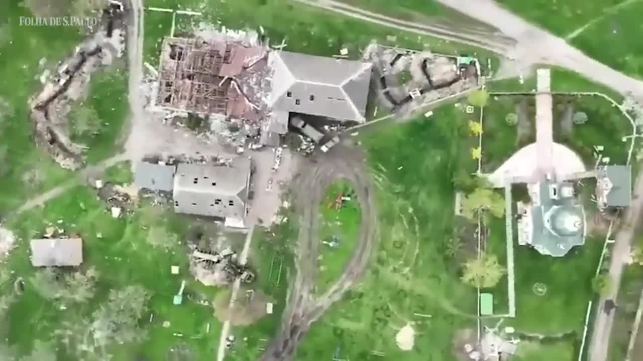 Vídeo mostra drone ucraniano lançando bomba sobre soldados russos | CENAS DA GUERRA