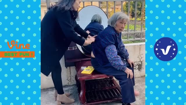 try not to laugh(funniest video)