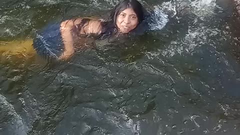 Nadando 🏊 en el canal...