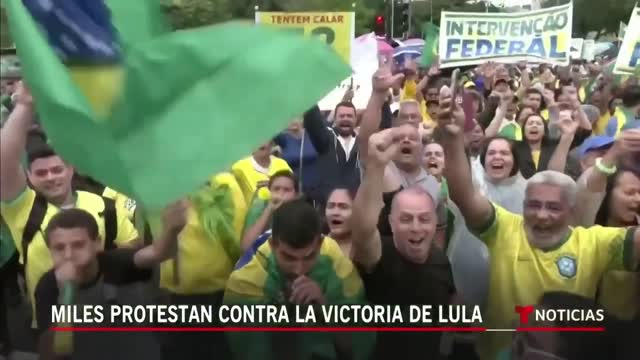 Persisten las protestas por derrota de Bolsonaro en Brasil | Noticias Telemundo