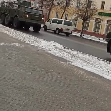 Военная техника без номерных знаков движется по Новобелице. Учения? ⠀ Подписчики продолжают присылать видео с военной техникой передвига