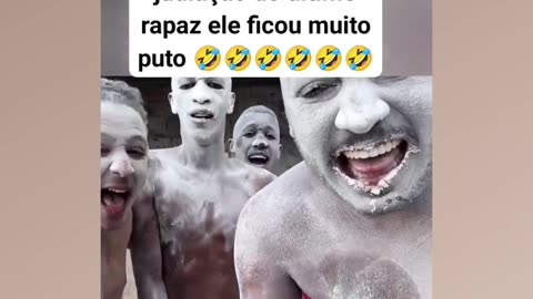 Brincadeira da Garrafa com travesseiro de farinha - PRANK