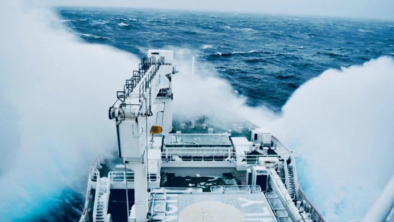 The Mystery of Gigantic Rogue Waves: Scientists Uncover Key Cause