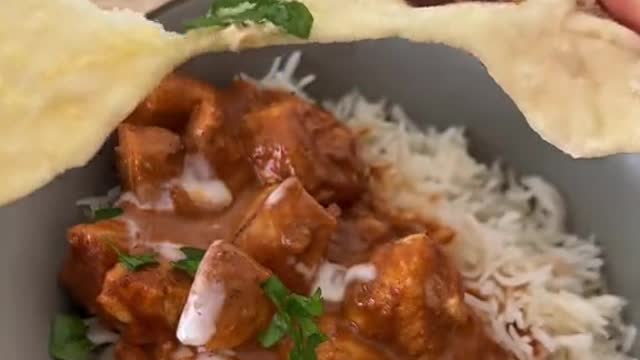 Healthy butter chicken & garlic naan 😩🔥 (via @Miranda )