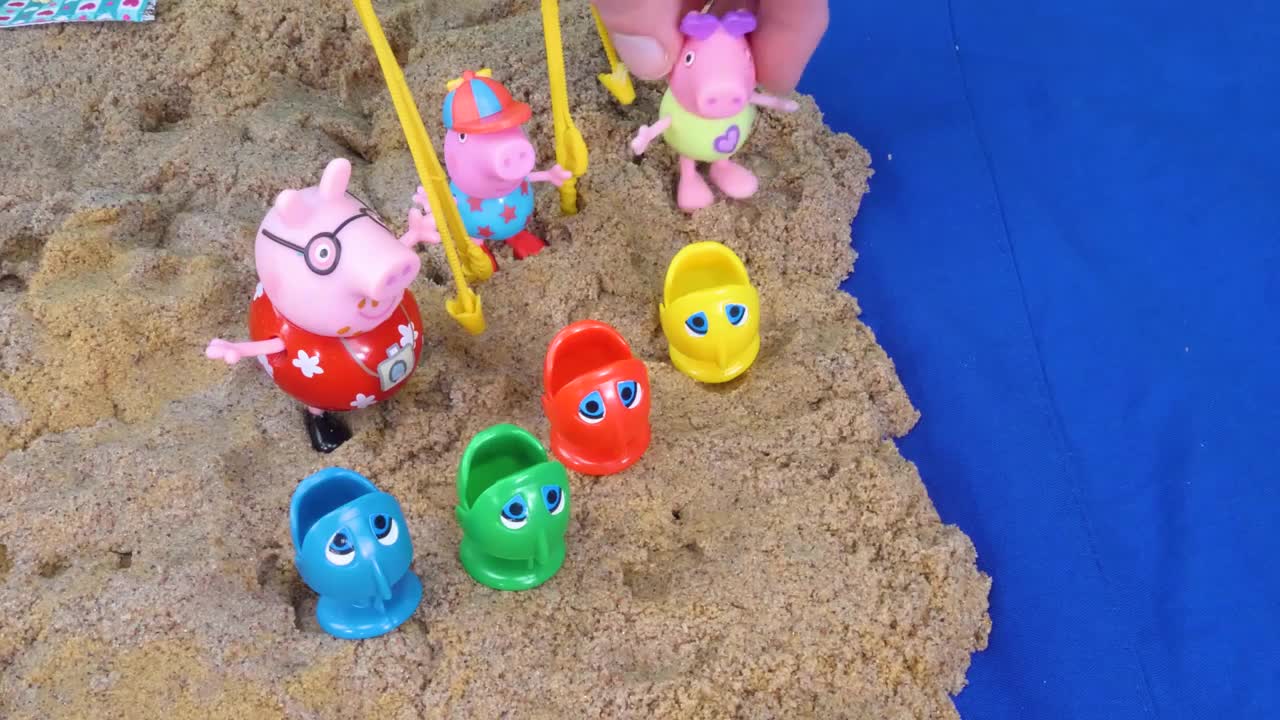 Peppa Pig at the Beach finds Dinosaur Fossils Toy Learning Video for Kids!