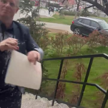 Momenti kur aktivistët e PSD-së e gjuajnë me tortë Besnik Bislimin