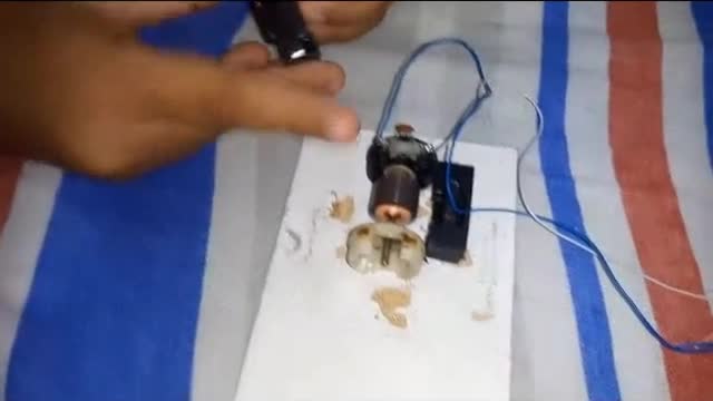 how does an electric motor work