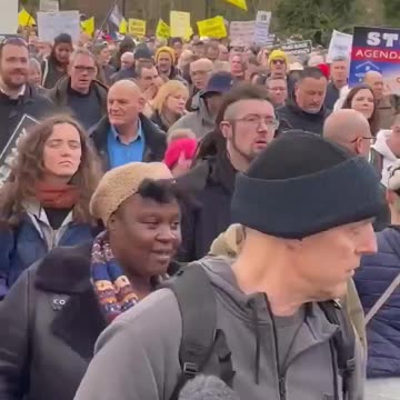 Thousands hit the streets of Oxford against 15 minute cities
