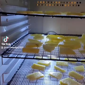 Dehydrated pineapples