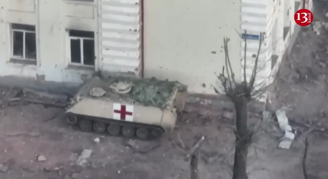 Ukrainian troops rescue wounded fellow soldiers surrounded in Solidar