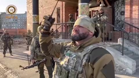 Chechen soldiers hoist a flag over the District Prosecutor's Office, the last building of the Levoberezhny District