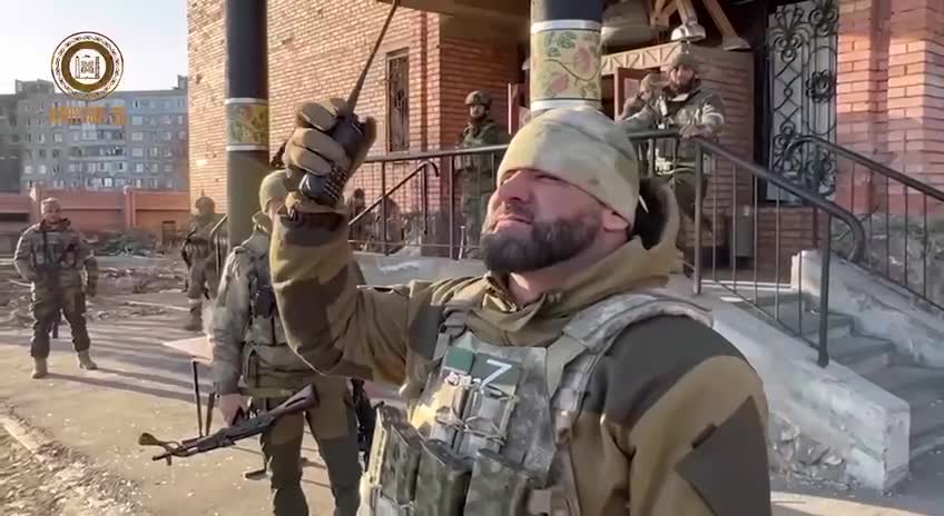 Chechen soldiers hoist a flag over the District Prosecutor's Office, the last building of the Levoberezhny District