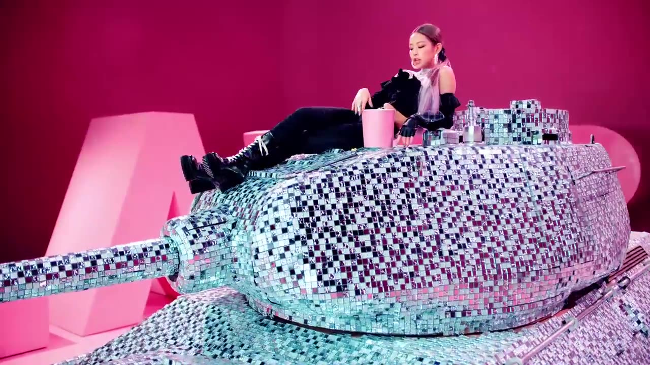 ‘뚜두뚜두 (DDU-DU DDU-DU)’