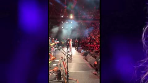 SHAKIRA EN VIVO CANTA LA BICICLETA EN VIVO CON CARLOS VIVES en MIAMI