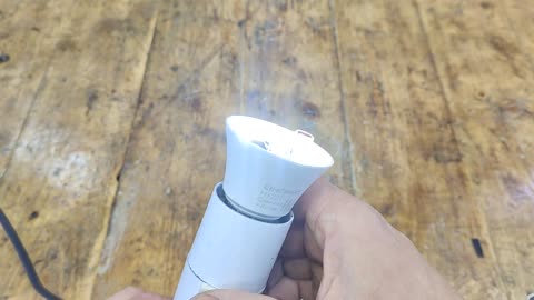 Few People Know What A Old Light Bulb And Small Battery Can Do!! Such A Brilliant Idea!!!