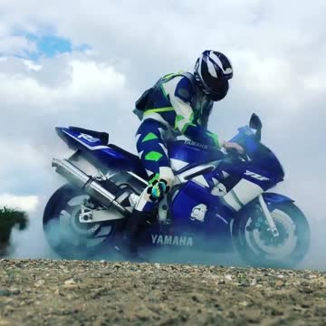 Yamaha R6 Motorbike Tyre Burnout. Brilliant noise! Volume up 🏍🏍🏍