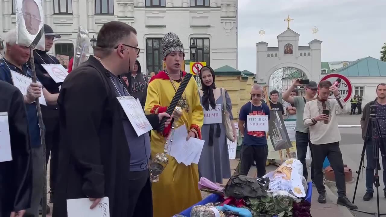 Schismatics stage a pandemonium outside the Kiev-Pechersk Lavra in Kiev.