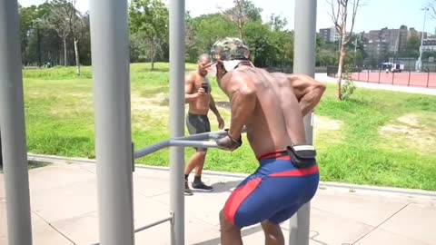 Fit and strong 70 year old does calisthenics. Wow!🤯