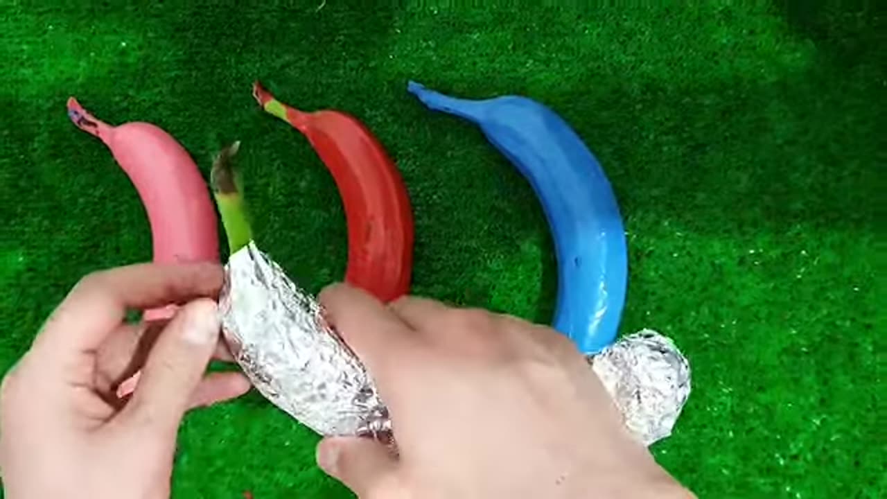 Satisfying video colour full bananas..!