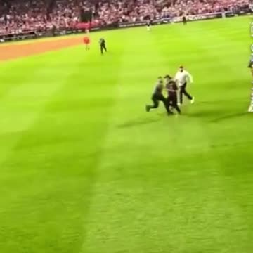 Moment Phillies fan is OBLITERATED by security for storming field