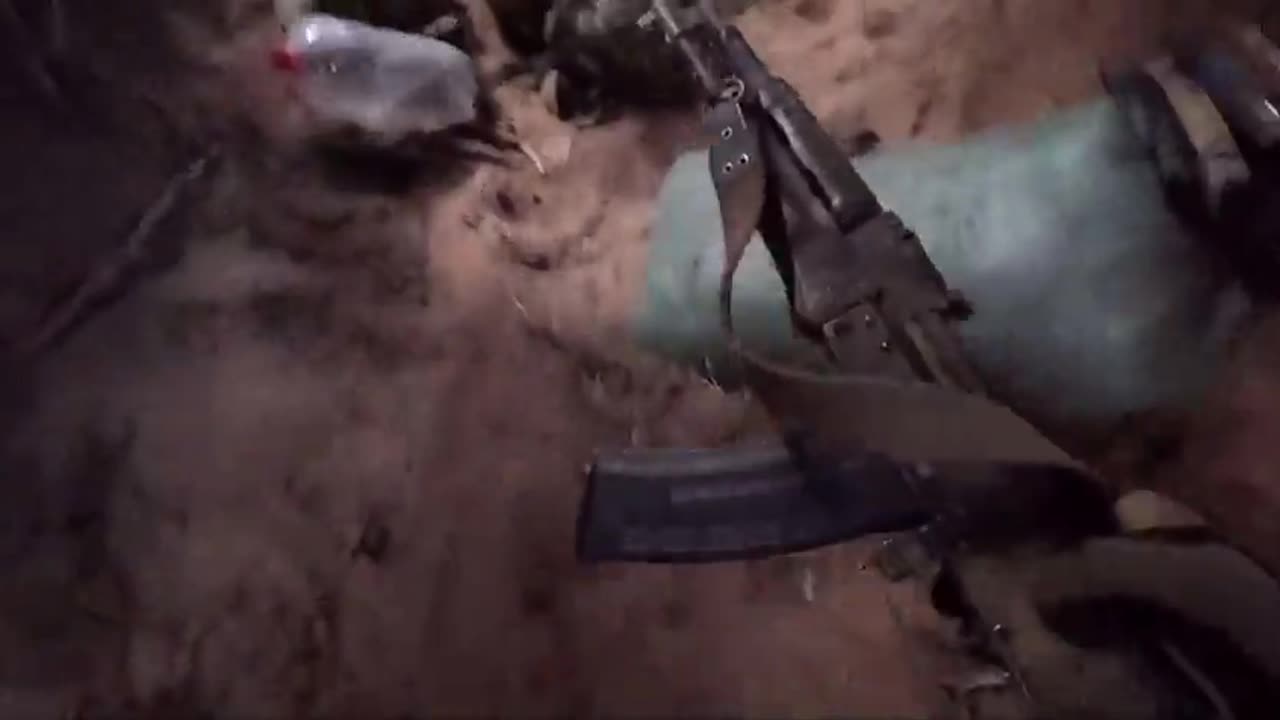 82mm mortar lands extremely close to Ukrainian troops