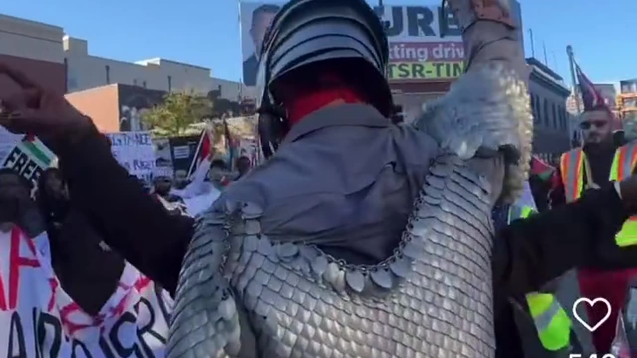 Christian man in armour holding a cross is atacked in Mineapolis at the pro Hamas protest