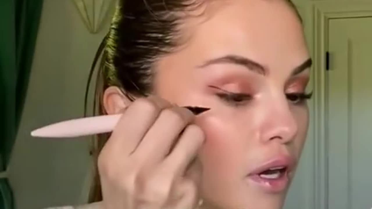 Eyeliner-other celebrities vs Selena gomez #selenagomez #shorts