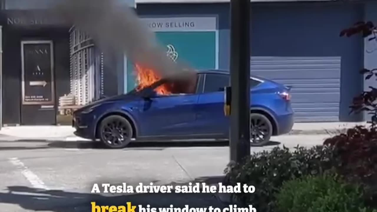 Electric car shuts down traps driver inside then catches fire~Luckily he managed to escape by smashing a window before it caught fire