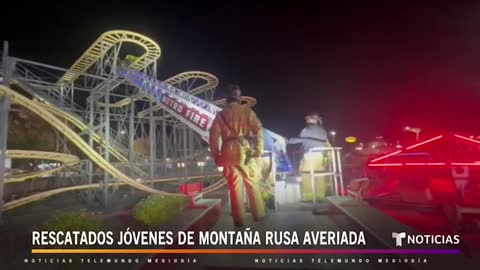 En video_ Rescate en una montaña rusa averiada #Shorts _ Noticias Telemundo