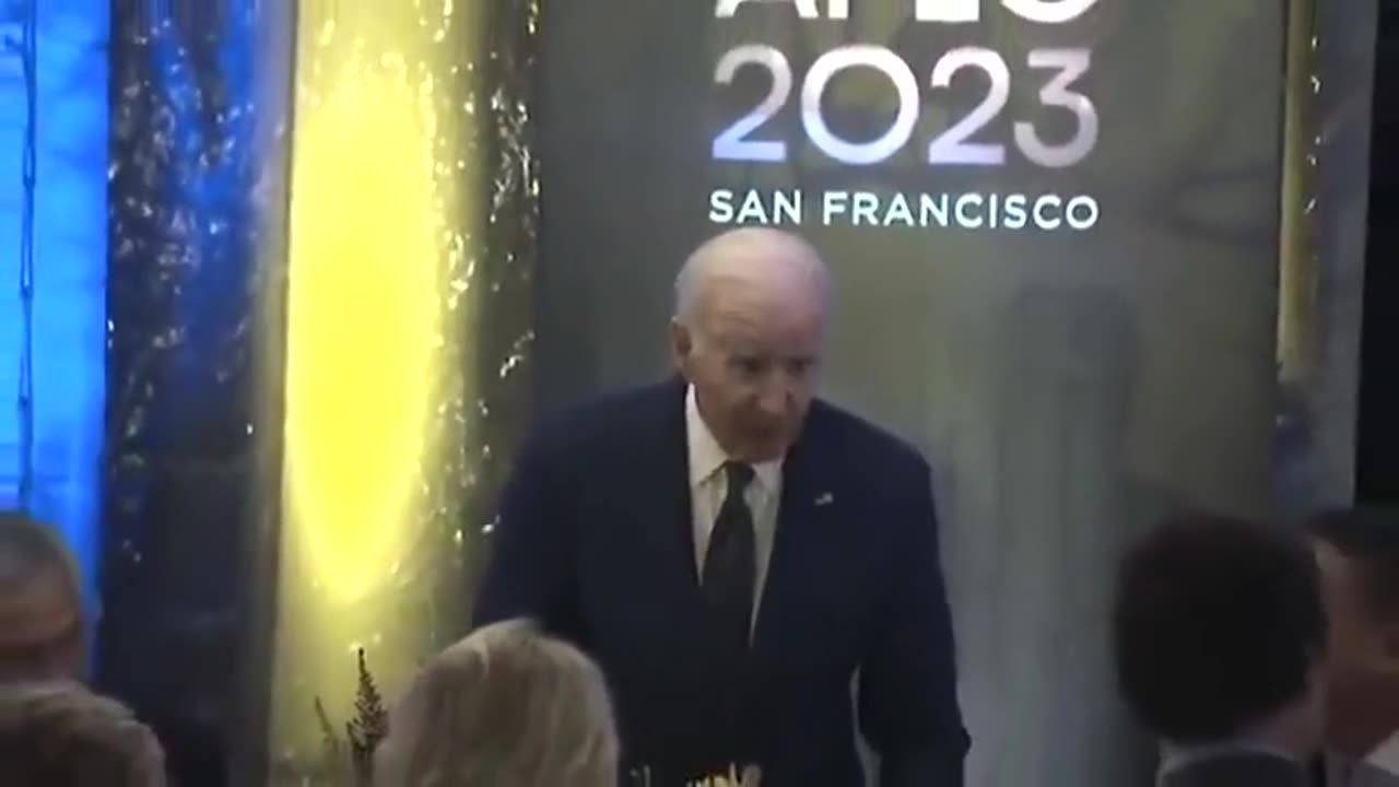 Cringe: Biden Awkwardly Takes Fake Sip After Toast