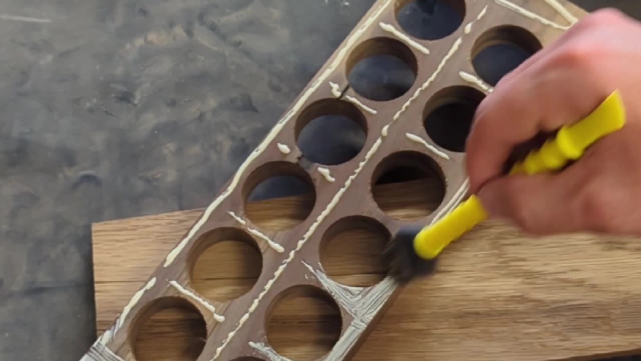 Gluing egg trays