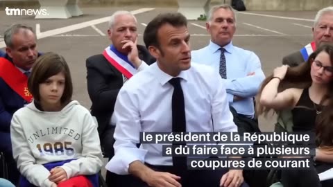 Un grand fan d'Emmanuel Macron provoque les cheminots gare Montparnasse