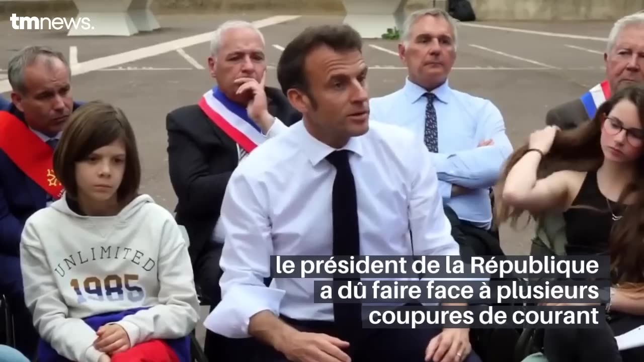 Un grand fan d'Emmanuel Macron provoque les cheminots gare Montparnasse