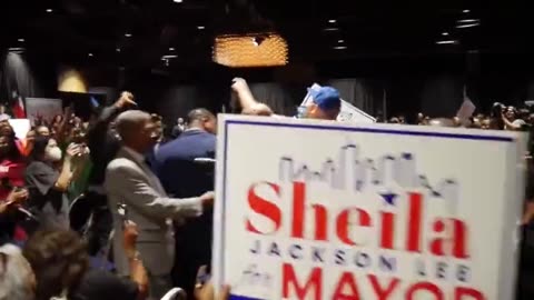 Man gets DRAGGED out of Hillary event for asking about Epstein island