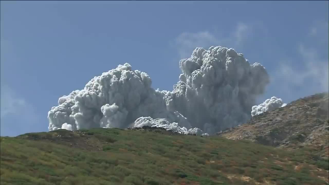 Video: Japan volcano shoots rock & ash on Mount Ontake - BBC News