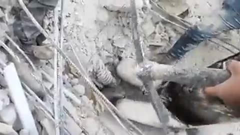 Turkey, the moment when a father covered his son with his body during a tragic earthquake.