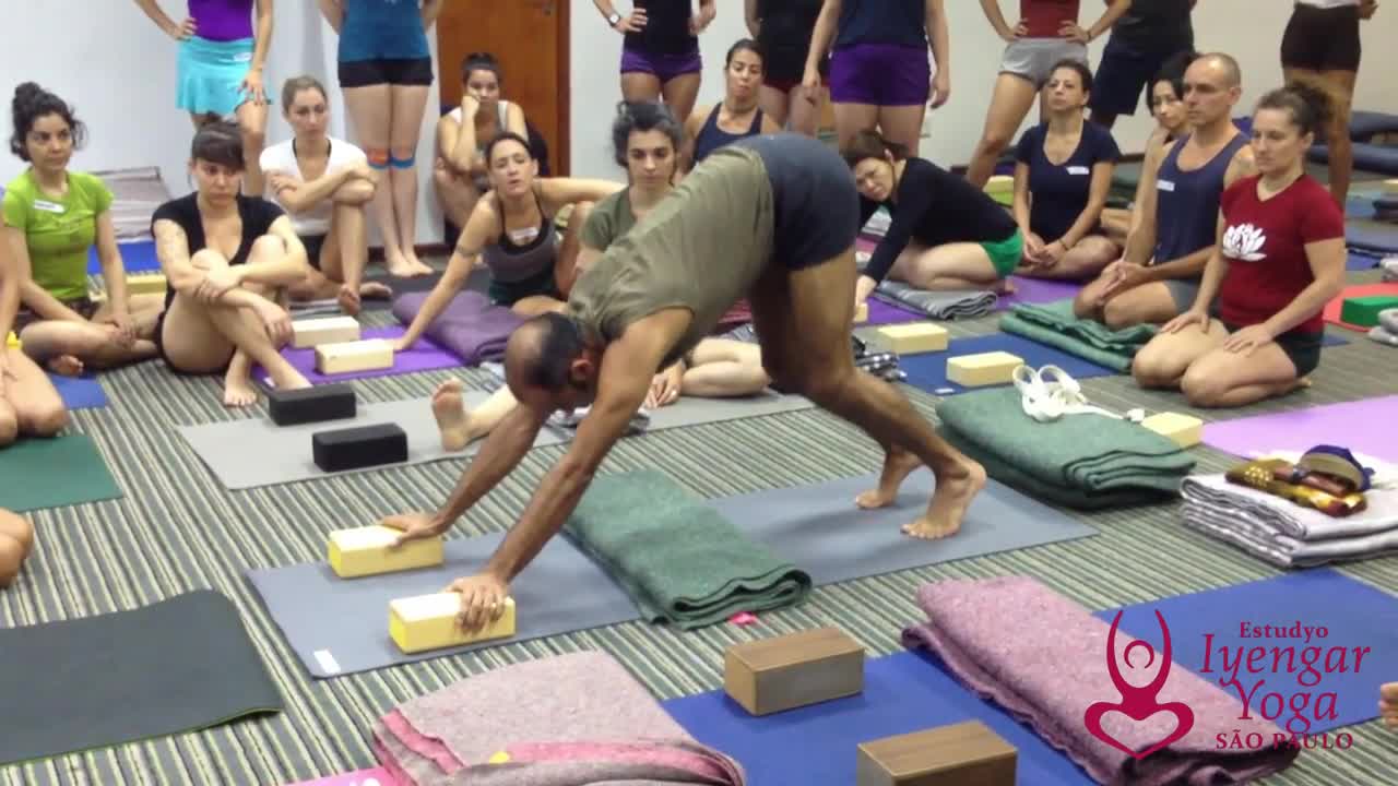 Aprendendo a saltar com Yogi Zain #1 - Estudyo Iyengar Yoga São Paulo