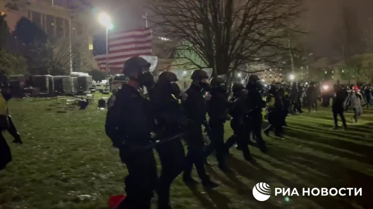 Security forces are cleaning the park near the Capitol