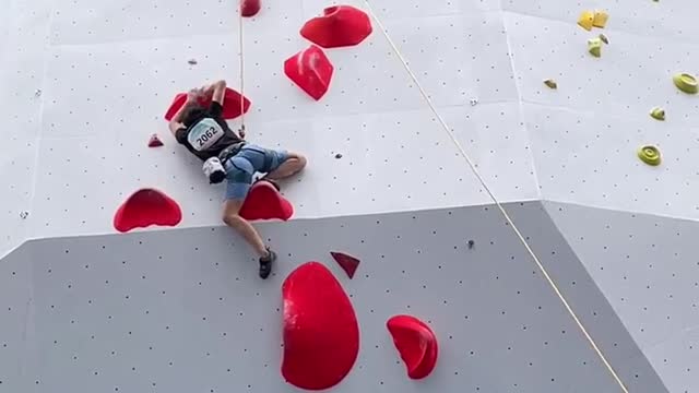 The champion of junior high school girls' rock climbing competition, 15 meters high, with the rock w