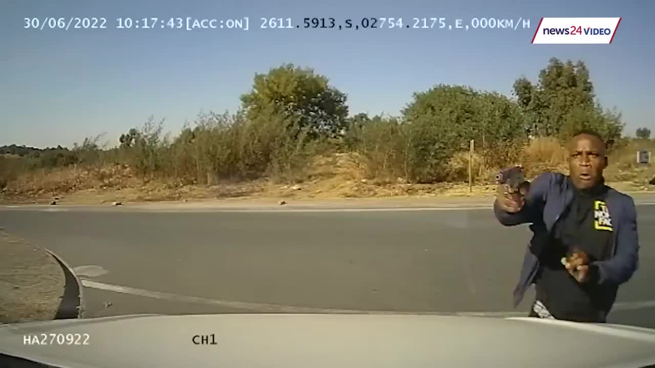 WATCH | Shootout between police and suspects robbing a courier vehicle