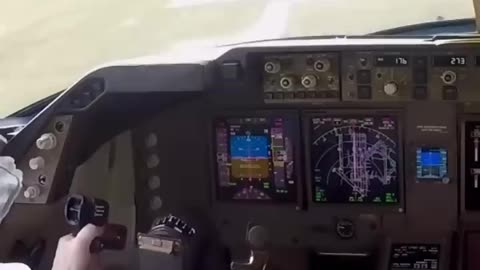 Boeing 747-8 O'Hare Cockpit Touchdown