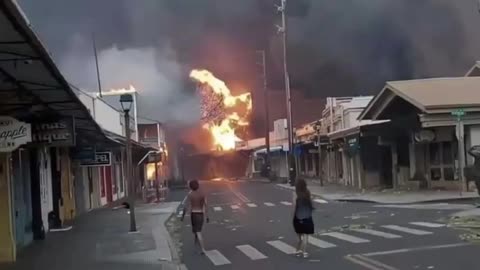 Apocalyptic fires destroy tourists destinations in Hawaii. #Lahaina #Maui