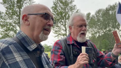 Francesco from Italy compares the Bible & the Qur'an with 2 eggs!
