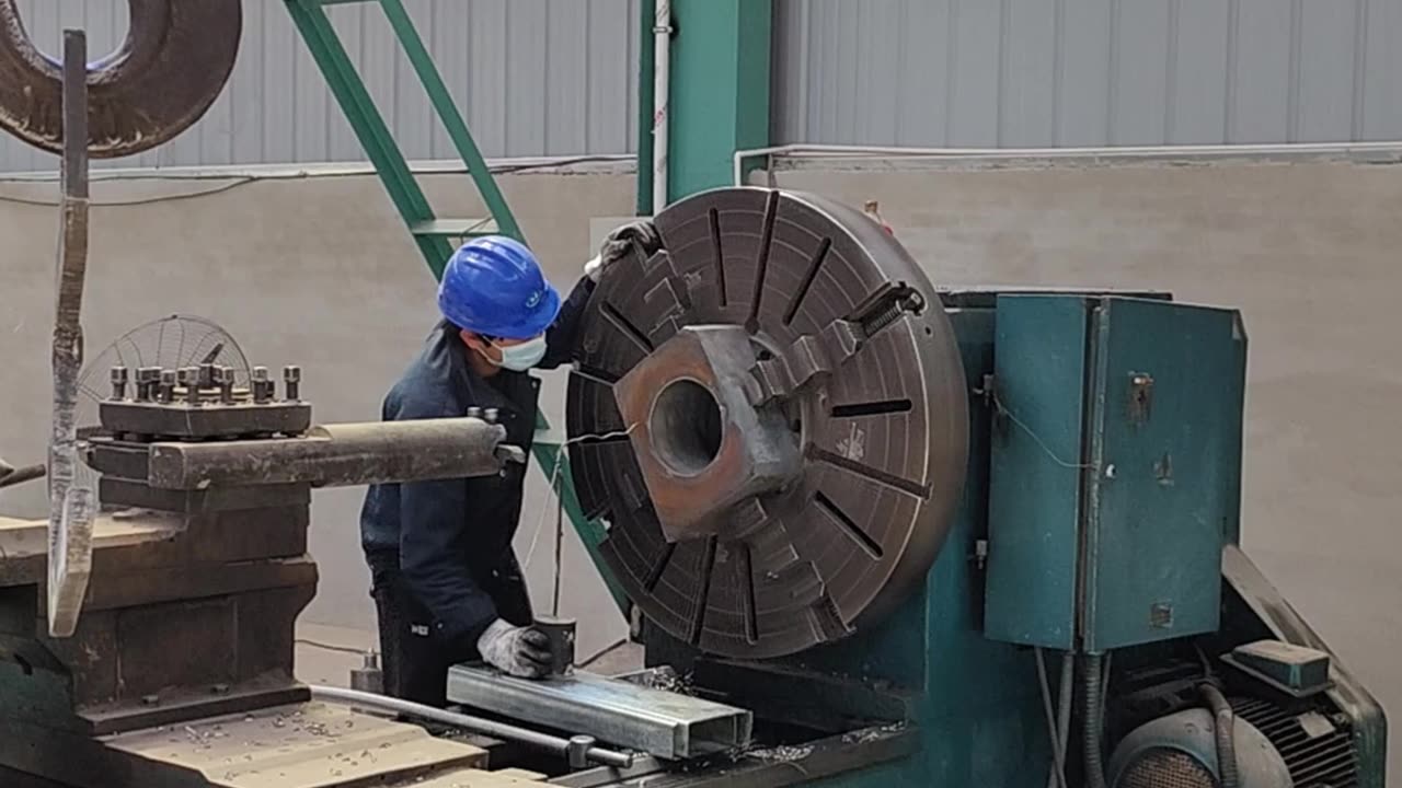 Invite customers to our rolling mill factory to directly see the steel pipe production process.