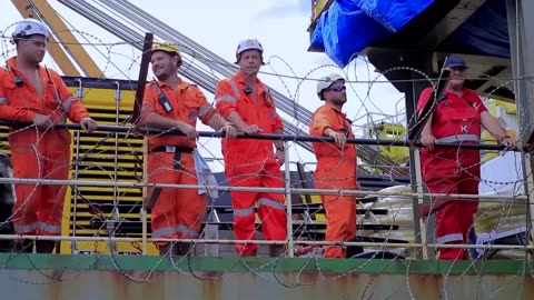 UN begins removing oil off decaying Yemen tanker