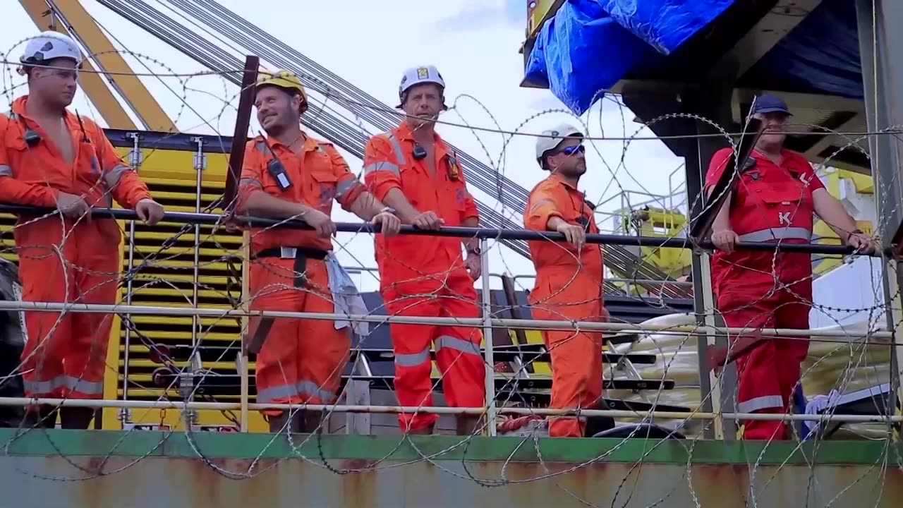 UN begins removing oil off decaying Yemen tanker