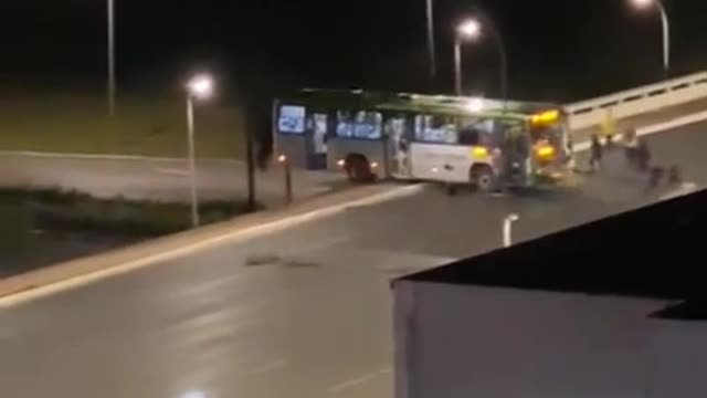 Anti-Lula protesters push bus off an overpass!